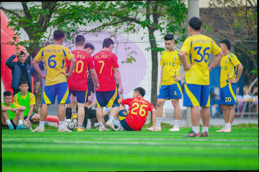 抽象的服务节点巡检示意，连点成线的网络结构与脉冲光点
